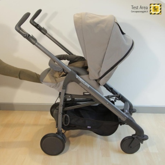 Chicco Trio LOVE - Fase di chiusura - con seduta fronte mamma - mossa 1 - Premere il pulsante adibito