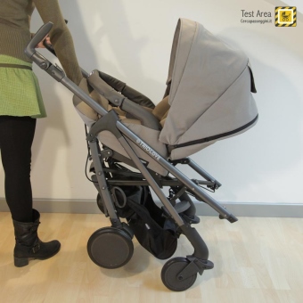 Chicco Trio LOVE - Fase di chiusura - con seduta fronte mamma - mossa 1b - Premere il secondo pulsante e sollevare il passeggino verso l'alto