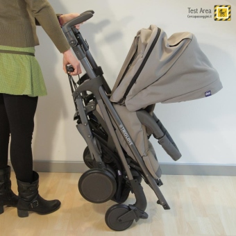Chicco Trio LOVE - Fase di chiusura - con seduta fronte strada - mossa 1c - sollevare il passeggino sino alla chiusura completa