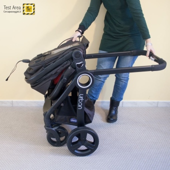 Chicco Urban Plus - Apertura del passeggino - fase 2b - sollevare il maniglione sino al click, e permettere alle ruote anteriori di scivolare in avanti