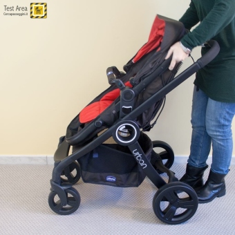 Chicco Urban Plus - Chiusura del passeggino - fase 1 - sollevare levette sui lati della seduta