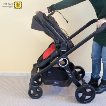 Chicco Urban Plus - Chiusura del passeggino - fase 1c - ripiegare in avanti lo schienale della seduta