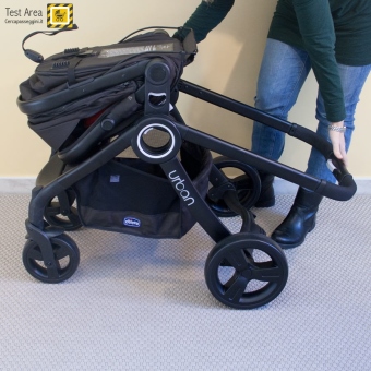Chicco Urban Plus - Chiusura del passeggino - fase 2b - abbassare il maniglione