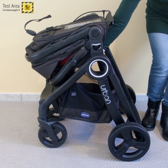 Chicco Urban Plus - Chiusura del passeggino - fase 3 - afferrare il telaio dalla maniglia presente sull'asse del cestello portaoggetti e sollevare 