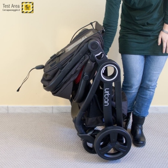 Chicco Urban Plus - Chiusura del passeggino - fase 3b - Sollevare il passeggino sino al click
