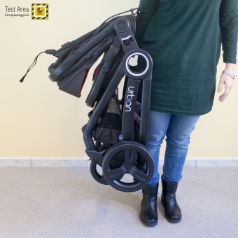 Chicco Urban Plus - Trasporto del passeggino da chiuso tramite la maniglia