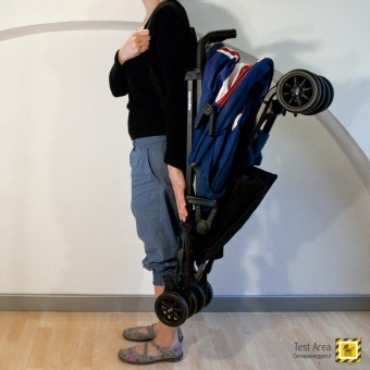 Easywalker MINI Buggy - Trasporto da chiuso tramite la pratica tracolla