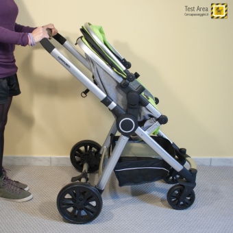 Foppapedretti Bikini - Chiusura passeggino - mossa 2d - Spingere leggermente in avanti, per permettere alle ruote anteriori di scivolare in avanti e completare l'apertura