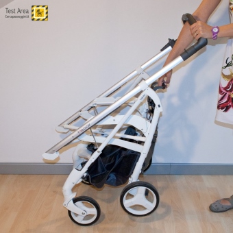 Inglesina Trilogy System - Fase di chiusura - mossa 1b - Continuare a sollevare la maniglia, per permettere la chiusura del telaio