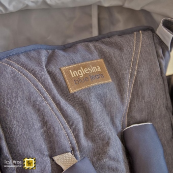 Inglesina Trip - Dettaglio del tessuto e dell'etichetta in similpelle con il logo