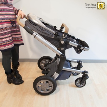 Joolz Day Quadro -  Fase di apertura con passeggino posato a terra - mossa 2b - Con un colpo deciso, il telaio si aprir da solo.