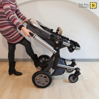Joolz Day Quadro - Fase di chiusura - mossa 3 - premere i due pulsanti sotto al maniglione e spingere quest'ultimo in linea con il telaio.