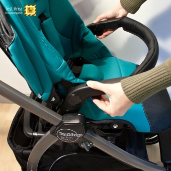 Peg Perego Book Pop-up Modular - Particolare di come sganciare la seduta dal telaio, tramite i pulsanti posti sulla barra di protezione