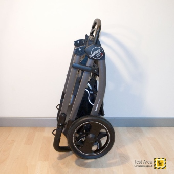 Peg Perego Book Pop-up Modular - Vista laterale del telaio chiuso con ruote, in piedi