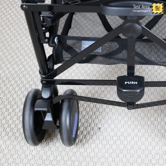 Peg Perego Pliko Mini - Telaio - particolare pedale freno su ruota posteriore sinistra ( presente anche su ruota posteriore destra)