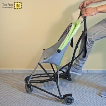 Quinny Yezz Air - Chiusura del passeggino - Fase 2 - Spingere con il piede sul pedale apposito