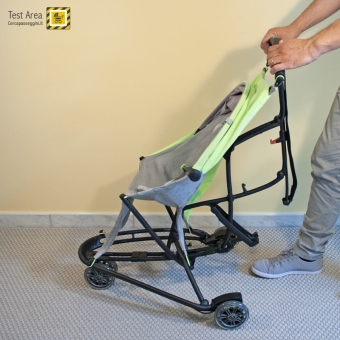 Quinny Yezz Air - Chiusura del passeggino - Fase 2b - Accompagnare il maniglione in avanti verso il basso