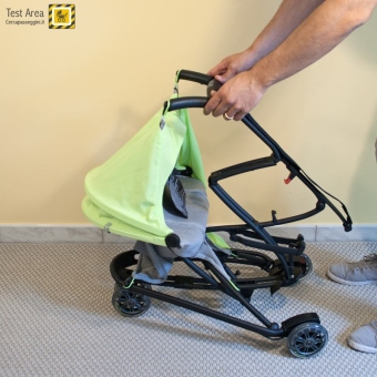 Quinny Yezz Air - Chiusura del passeggino - Fase 4 - Accompagnare il maniglione in avanti verso il basso