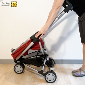 Quinny Zapp Xtra 2 - Fase di chiusura - mossa 2 - premere i pulsanti per ripiegare il maniglione