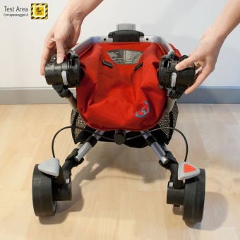 Quinny Zapp Xtra 2 - Fase di chiusura - mossa 3 - spingere verso l'interno e il basso i due snodi del telaio