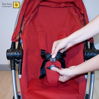 Quinny Zapp Xtra 2 - Particolare dell'aggancio delle cinture di sicurezza