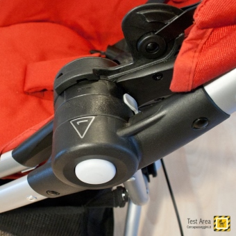 Quinny Zapp Xtra 2 - Particolare del sistema di aggancio della seduta, posto sullo snodo del telaio