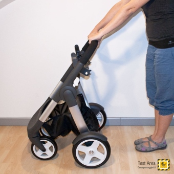 Stokke Crusi Duo - Fase di apertura - mossa 1 - Spingere, dal maniglione, il telaio in avanti sino al click di apertura