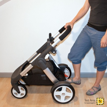 Stokke Crusi Duo - Fase di apertura - mossa 2 - Tirare il maniglione verso l'alto