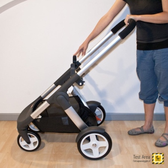 Stokke Crusi Duo - Fase di chiusura - mossa 1 - Abbassare maniglione