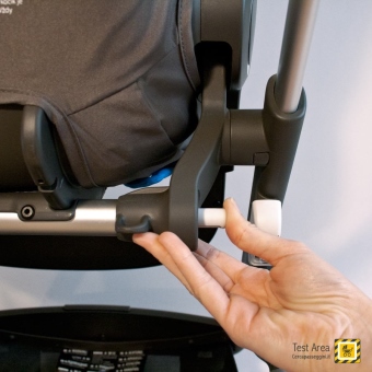 Stokke Crusi Duo - Particolare del pulsante per reclinare la seduta - presente sui due lati