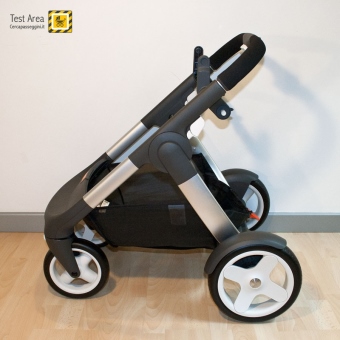 Stokke Crusi Duo - Vista laterale del telaio aperto, con maniglione abbassato.