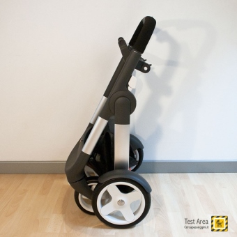 Stokke Crusi Duo - Vista laterale del telaio chiuso con ruote, in piedi