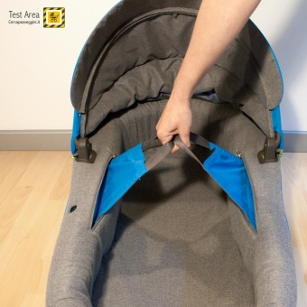 Stokke Crusi Duo - Vista del trasporto della navicella, tramite le maniglie a scomparsa