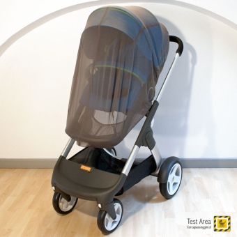 Stokke Crusi Duo - Vista del passeggino con la zanzariera applicata