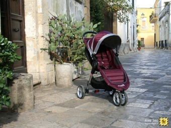 Baby Jogger City Mini 3 - Ambiente strada lastricata - centro storico