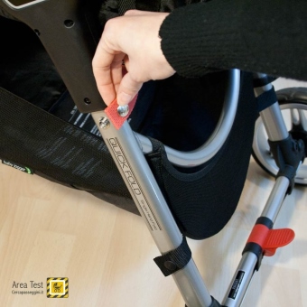 Baby Jogger City Mini 3 - Particolare della cinghia di sicurezza da sganciare prima di chiudere il passeggino
