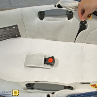 Bebe Confort Trio Loola 3 - Particolare scompartimento per riporre le cinture di sicurezza