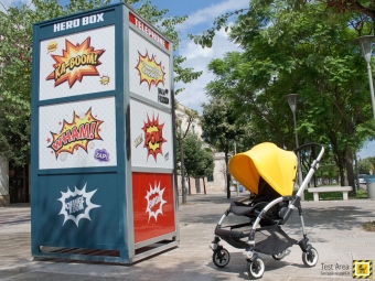 Bugaboo Bee 3 e Carrozzina - I genitori, in effetti, sono un po' tutti dei super eroi! - Street art, Lecce - Versione passeggino fronte strada
