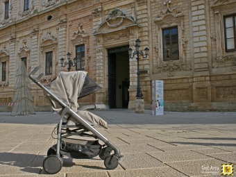 Chicco Trio LOVE - Lecce - Palazzo dei Celestini, sede della Provincia - Passeggino fronte strada - Si prosegue nel centro storico ad ammirare il barocco leccese