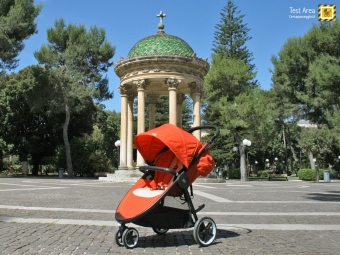 Cybex Agis M-Air 3 - Vista diagonale passeggino - A goderci il sole e il profumo della natura - Villa Comunale, Lecce
