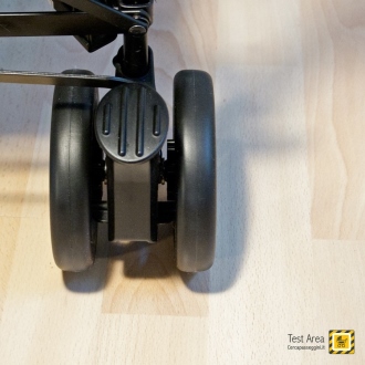 Easywalker MINI Buggy - Particolare di uno dei pedali del freno, posti sulle ruote posteriori