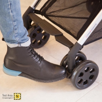 Foppapedretti TUO - Dettaglio del pedale posto su ognuna delle ruote anteriori, per renderle fisse o piroettanti