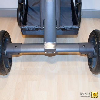 Inglesina QUAD trio - Freno - particolare del pedale posto al centro dell'asse delle ruote posteriori, per attivare o disattivare il sistema frenante