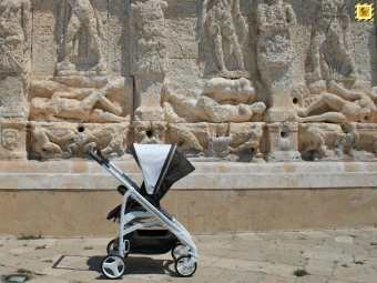 Inglesina Trilogy System - Alla scoperta delle bellezze antiche - Fontana Greca, Gallipoli - Versione passeggino fronte mamma