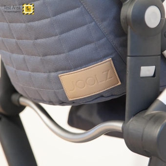 Joolz Day Quadro - Dettaglio dell'etichetta in ecopelle con il logo Joolz, cucito sul retro della seduta.