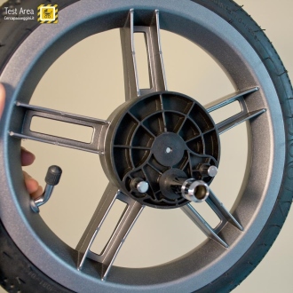 Joolz Geo Mono - Vista parte interna di una ruota posteriore - Perno in acciaio per aggancio al telaio