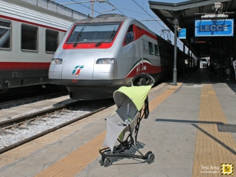 Quinny Yezz Air - Vista diagonale passeggino - Il treno sta arrivando...siamo pronti a partire! - Stazione Centrale - Lecce